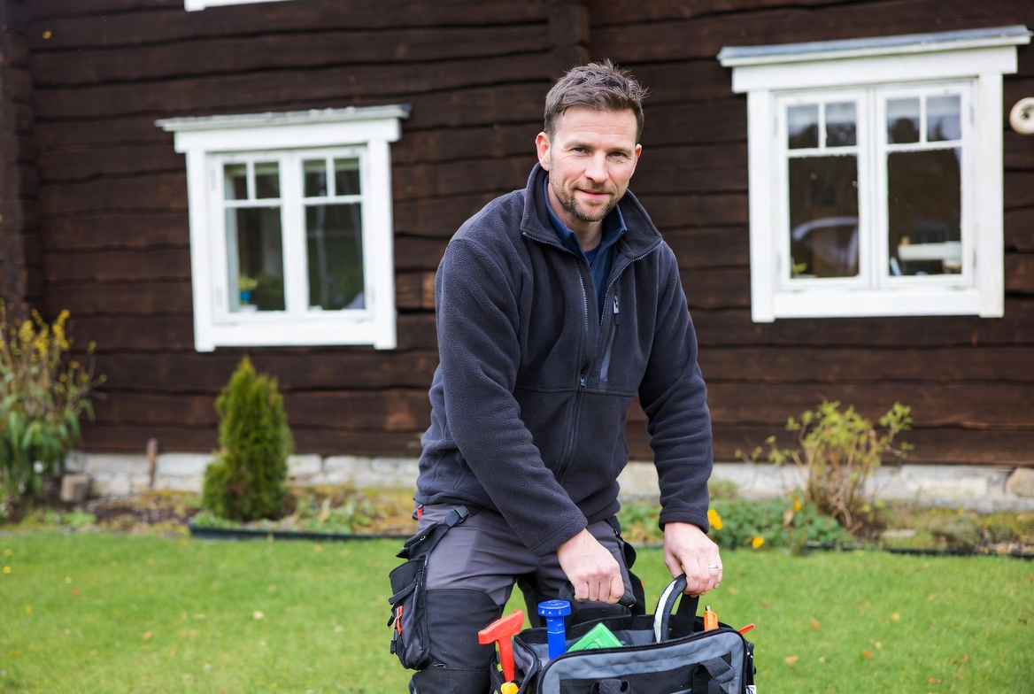 VVS-tekniker etter endt servicejobb utenfor trehus